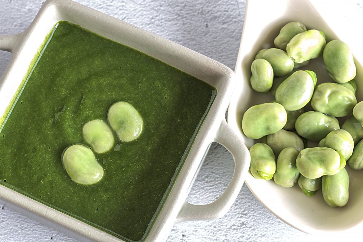 vellutata di fave e cicoria AdobeStock 174866443