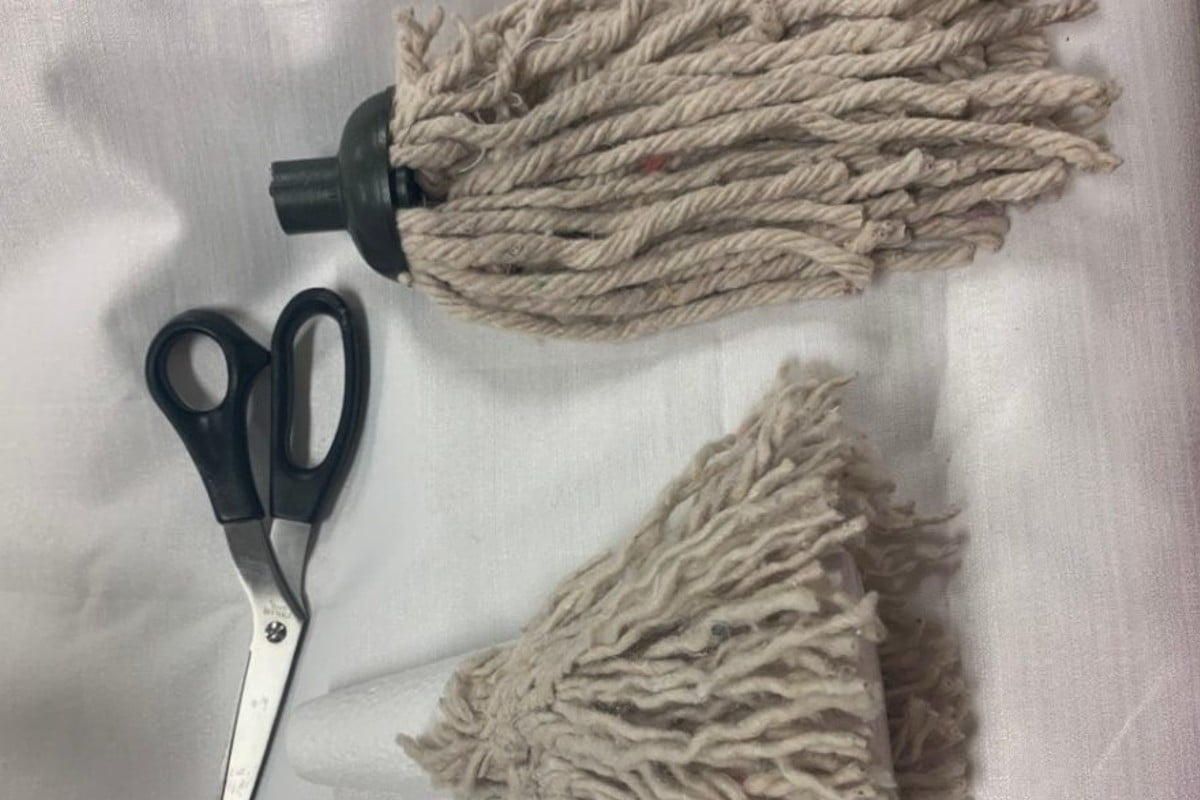 ricicliamo un vecchio mocio unidea gnomo della fortuna con vecchio mocio