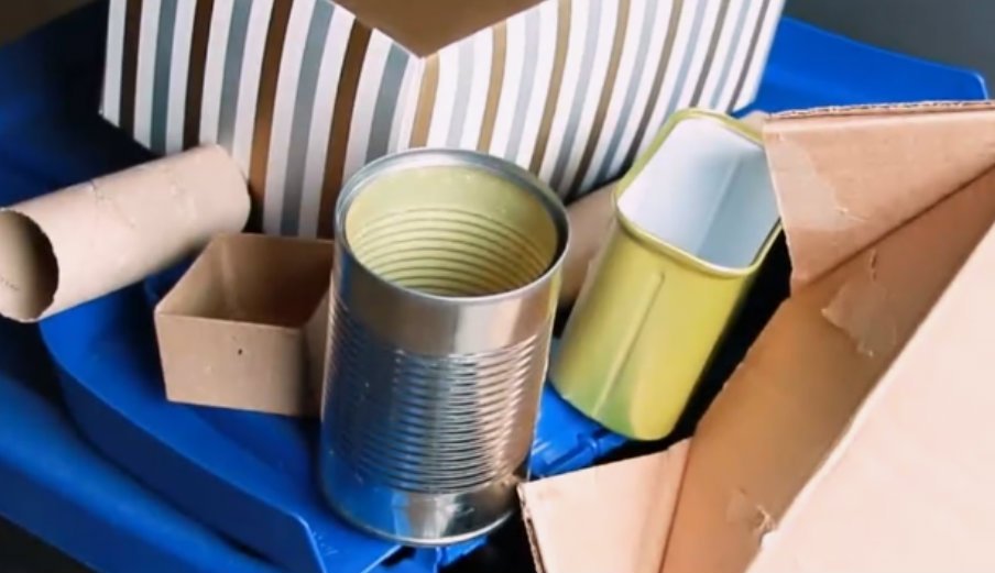 Trasforma degli oggetti inutili in un organizzatore da parete