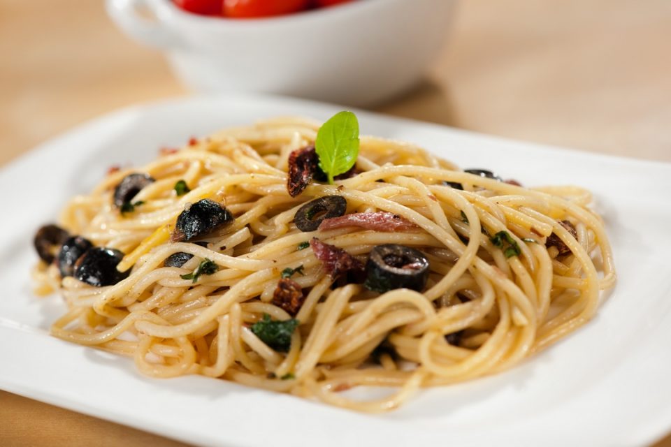 spaghetti alle acciughe e olive nere