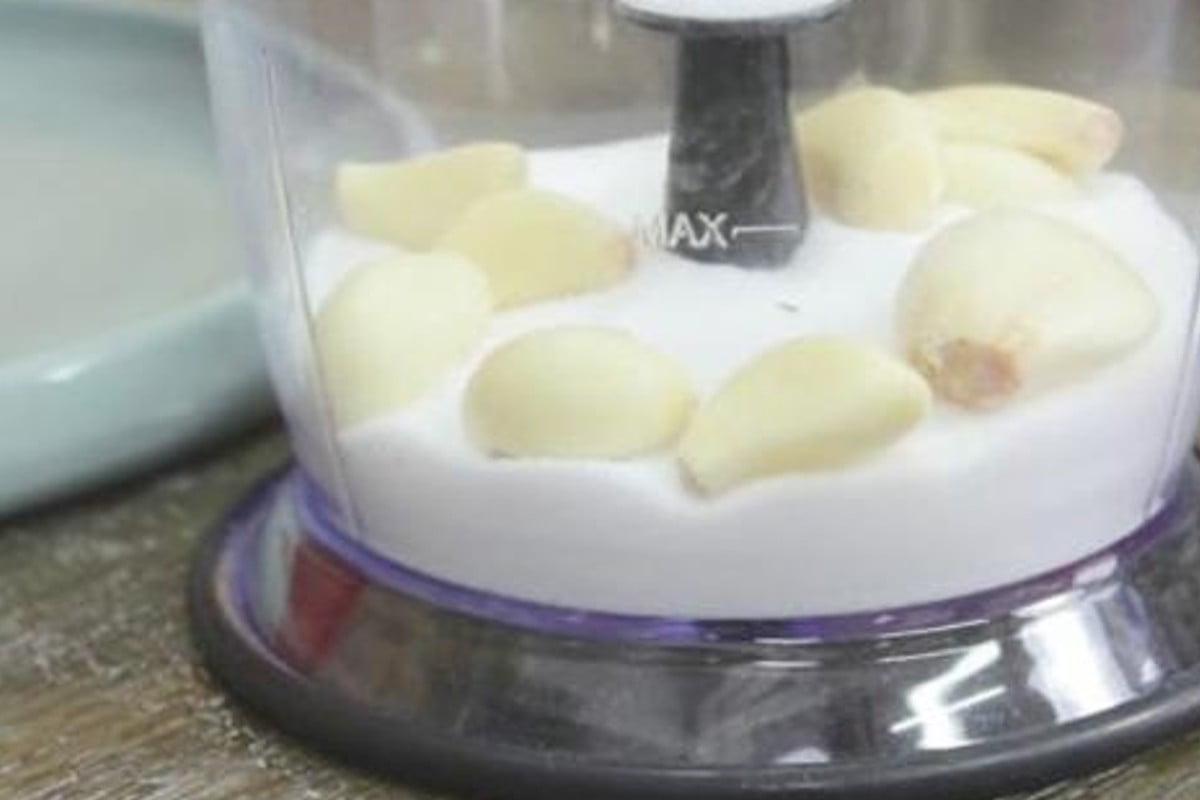 frullare sale e aglio insieme frullare aglio e latte