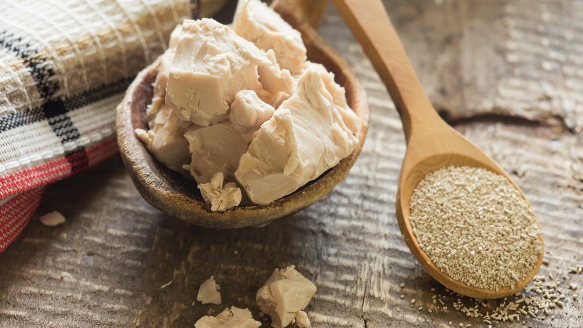 lievito di birra ecco come 1600x900 hefe frisch und in getrockneter form