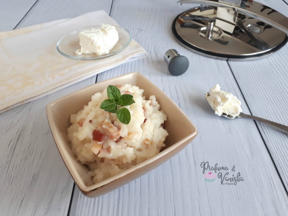 riso in bianco con la pentola a pressione