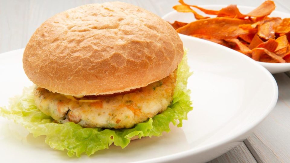 hamburger di pesce con chips