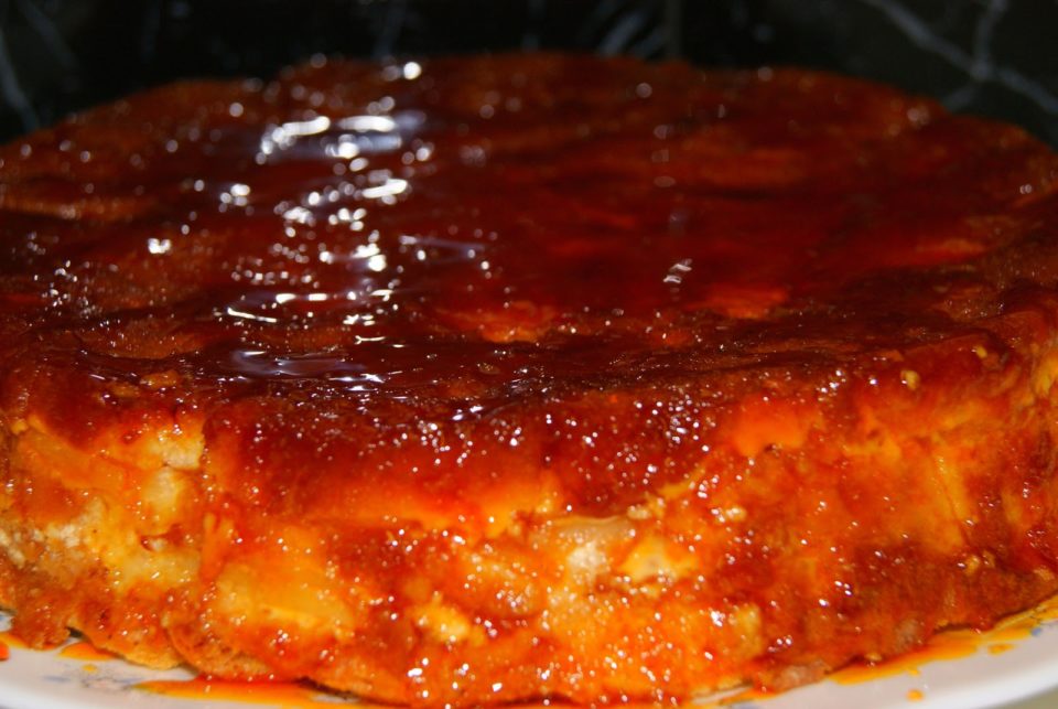 torta di mele e fette di pane raffermo