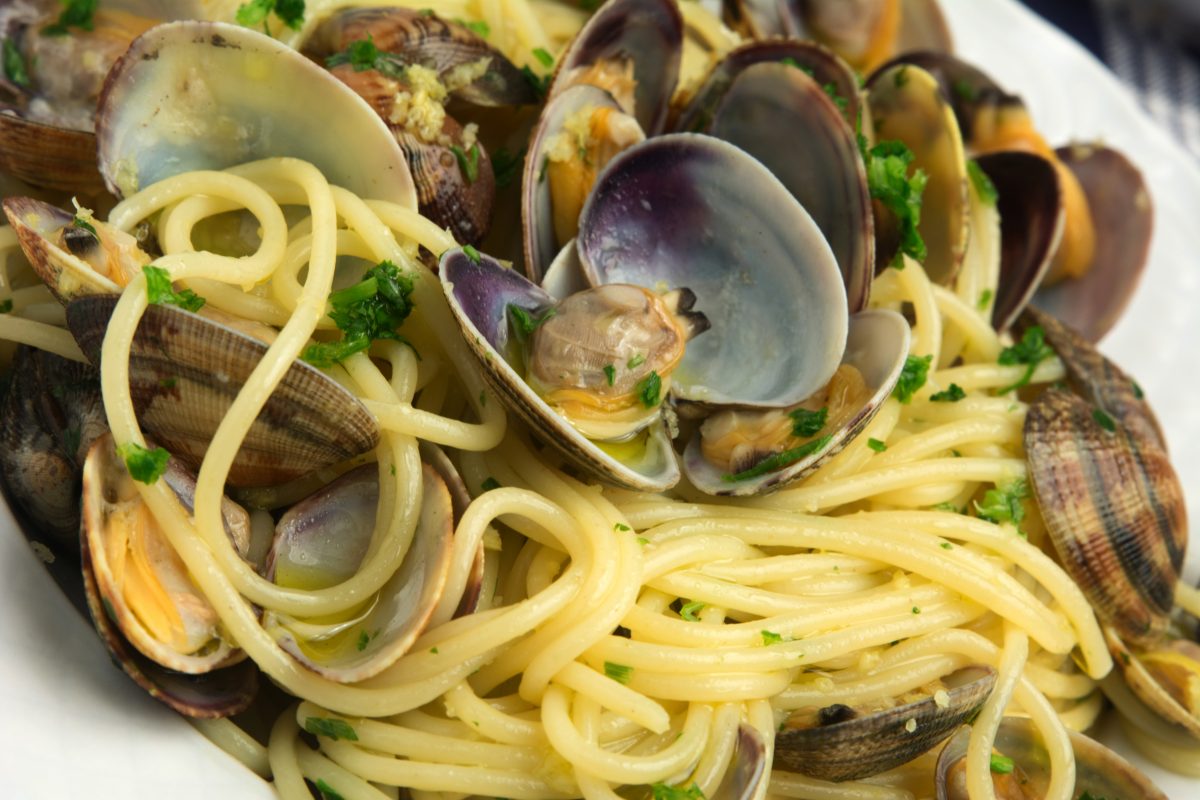 spaghetti alle vongole occhi ad AdobeStock 73968042