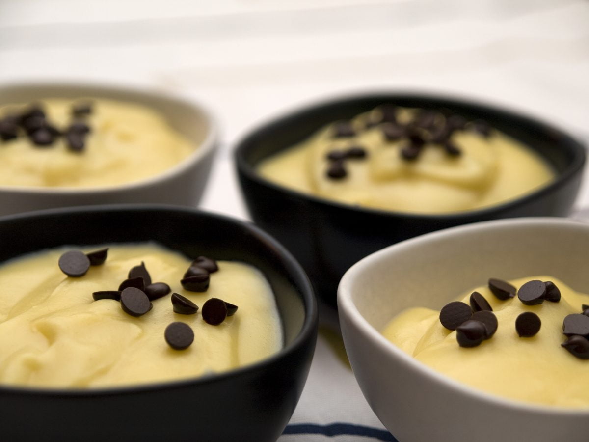 crema pasticcera al cioccolato bianco AdobeStock 21024276