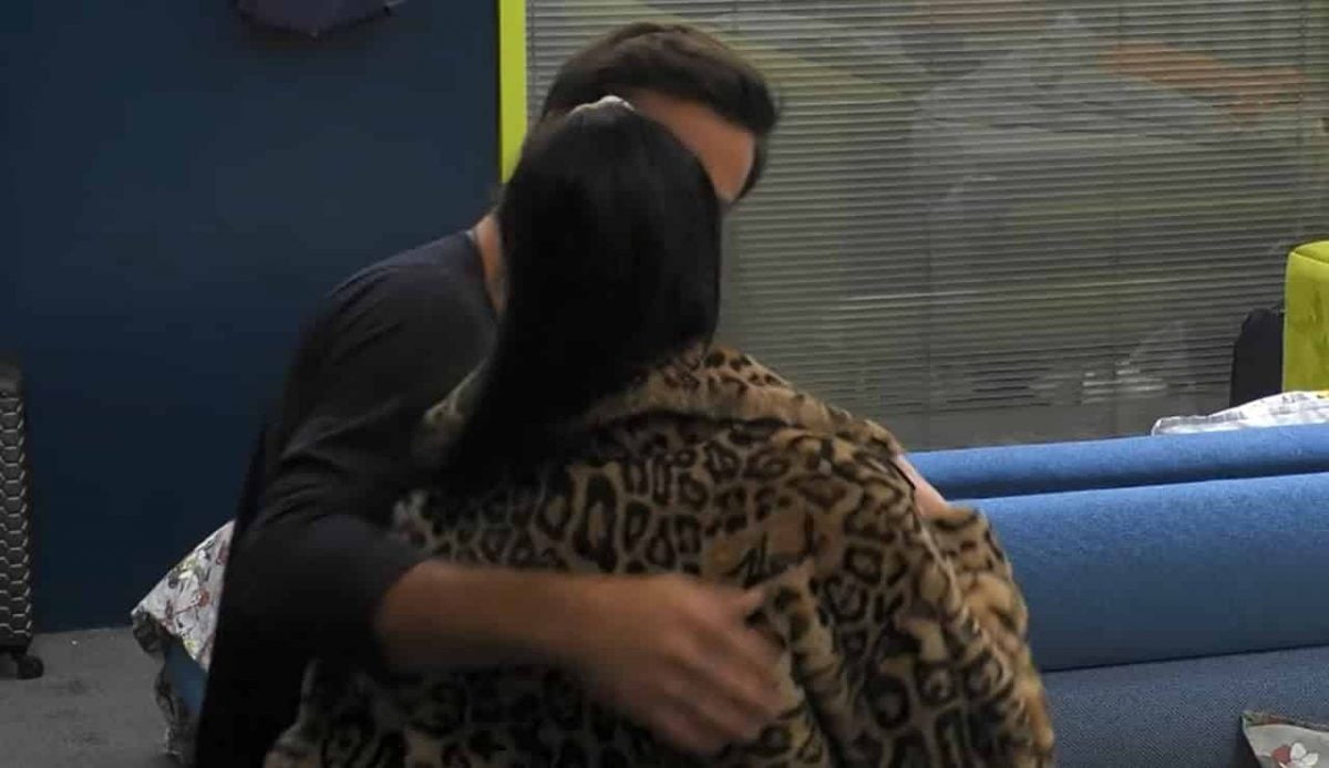 gf vip giulia salemi e giulia salemi pierpaolo pretelli bacio min