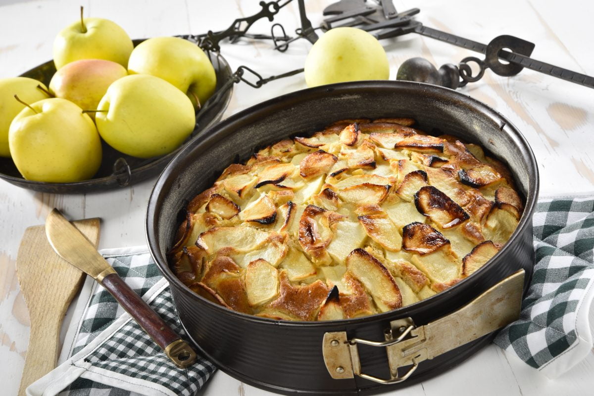 torta con pandoro e mele AdobeStock 323888351