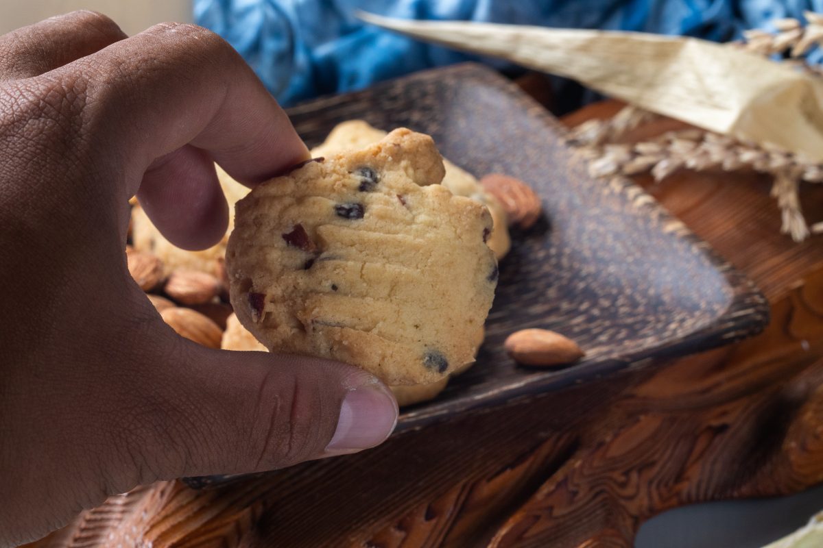 biscotti con mandorle uvetta e AdobeStock 252640134