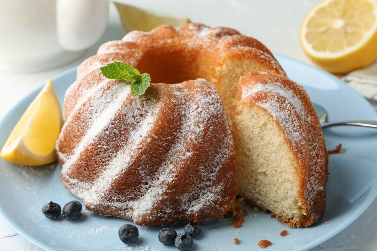 bundt cake sofficissima allo yogurt AdobeStock 290837450