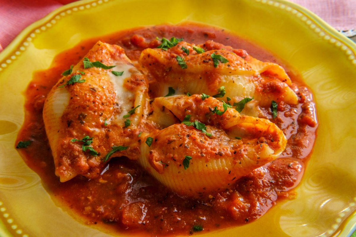 conchiglioni ripieni con polpette e AdobeStock 432039979