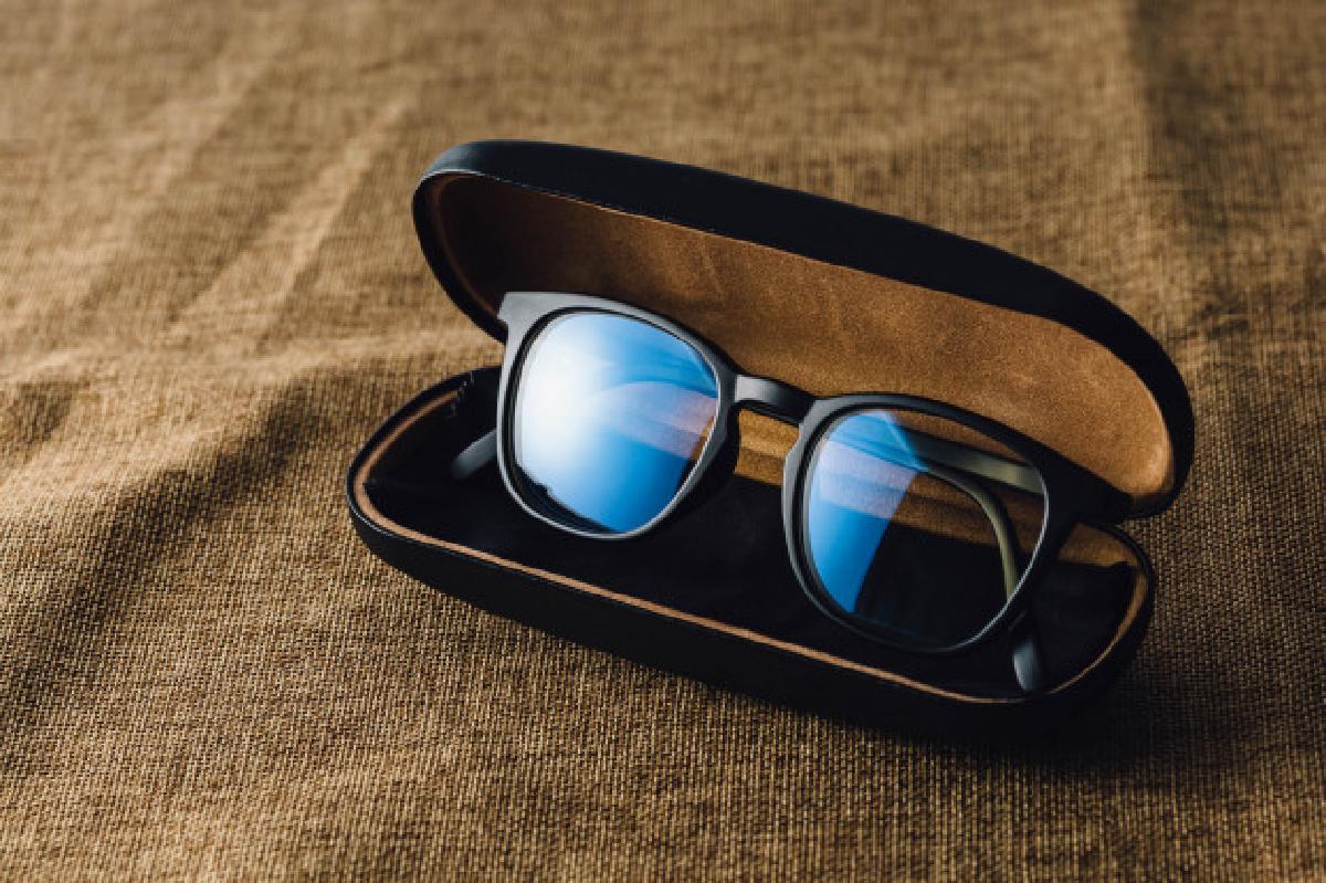 gli occhiali anti luce blu glasses anti blue light brown fabric background 44073 592