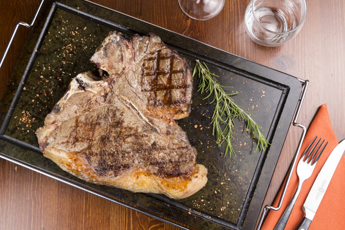 griglia la carne dopo averla AdobeStock 348469451