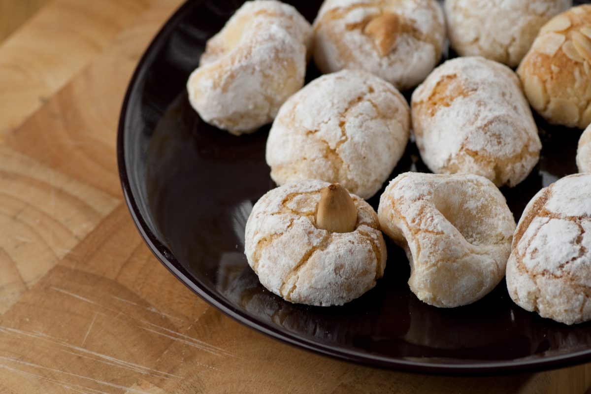 pasticcini alle mandorle e albumi AdobeStock 35988578