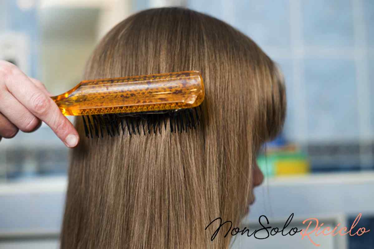 pidocchi sintomi cause scatenanti e mother hand with brush combing long fair hair cute child girl after bath blurred interior background 127089 1677