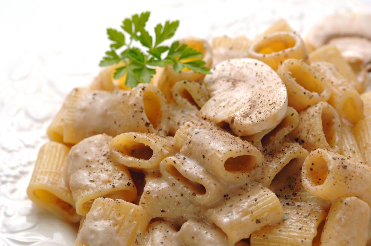 rigatoni con funghi prosciutto cotto AdobeStock 30422043