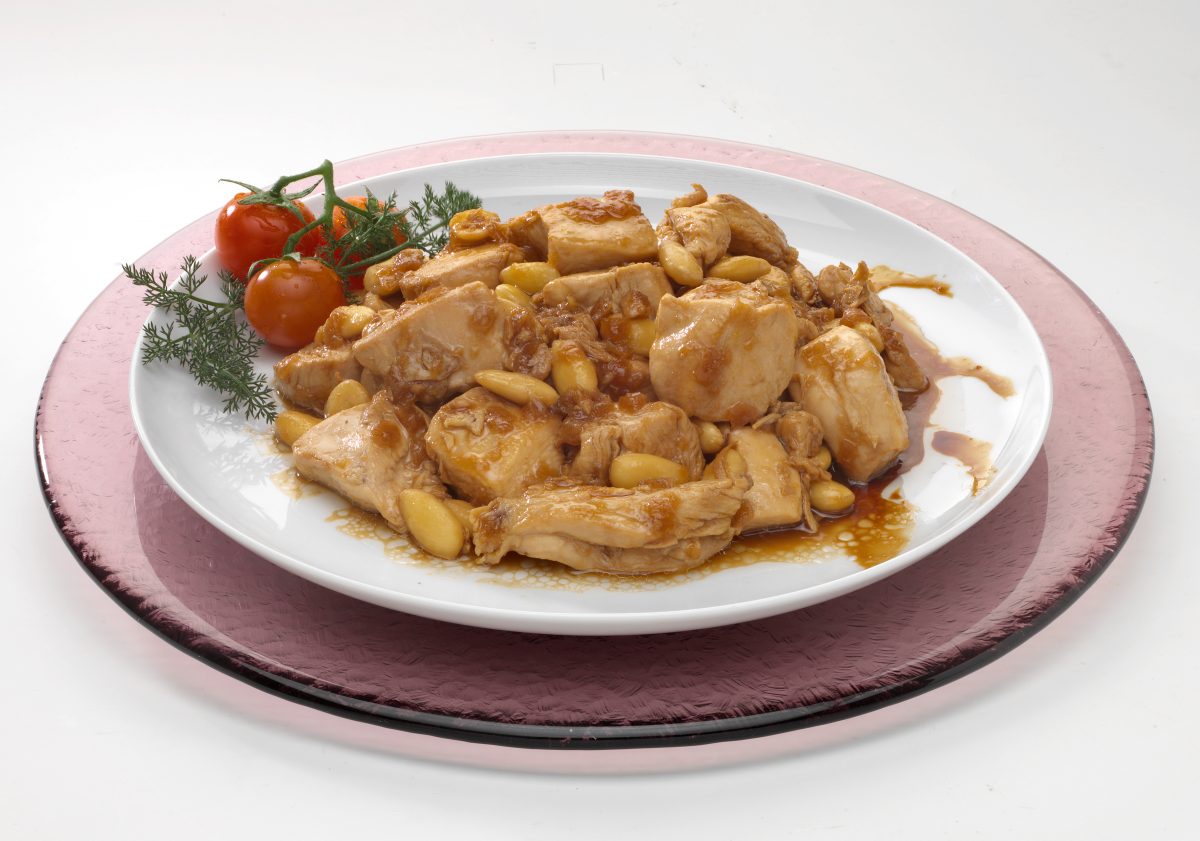 secondi piatti pollo alle mandorle AdobeStock 342086843
