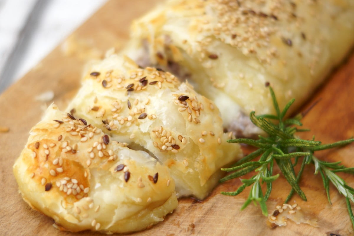strudel di pasta sfoglia con strude di pasta sfoglia e salsiccia