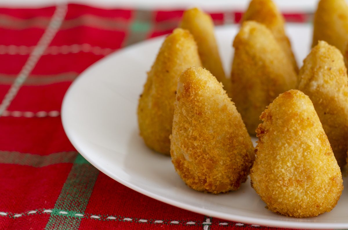 arancini con la salsiccia il AdobeStock 243776393