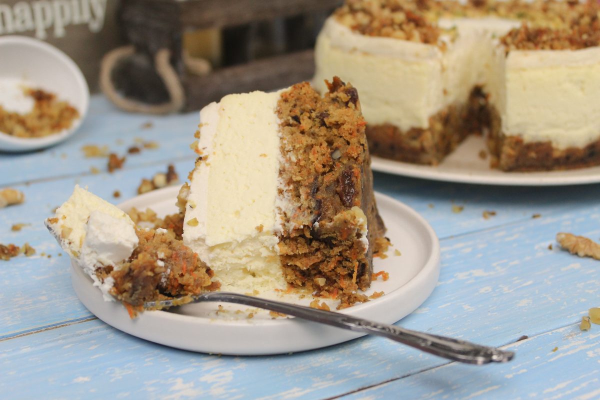 carrot cake cheesecake con frosting AdobeStock 199325767