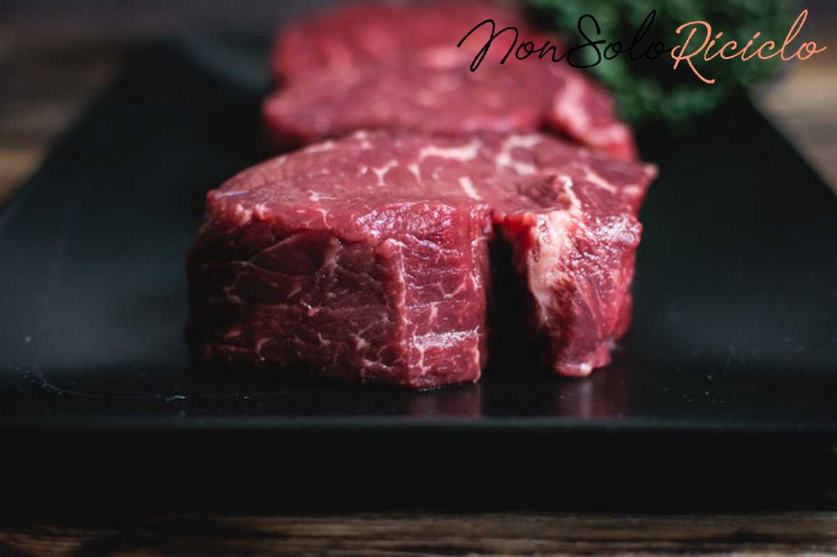 cibi che vanno lavati e raw beef steaks black plate 449 19326185