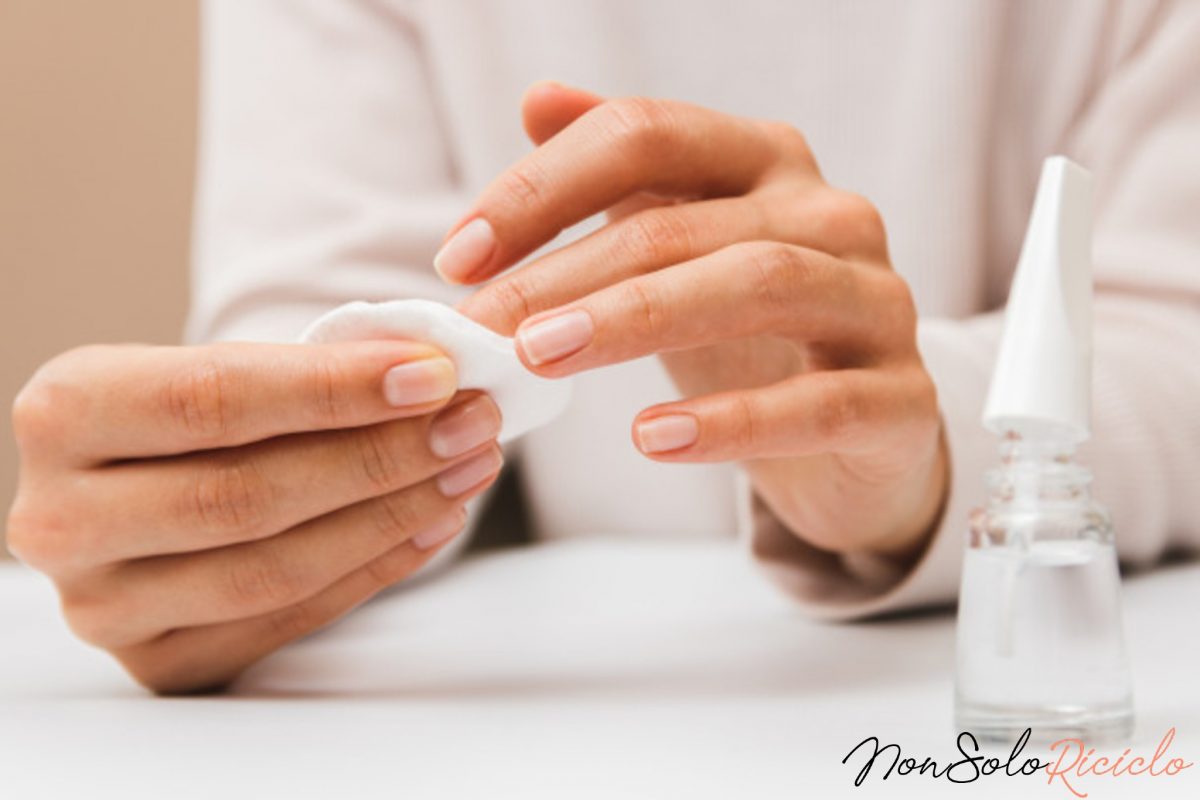 come rimuovere lo smalto con 3