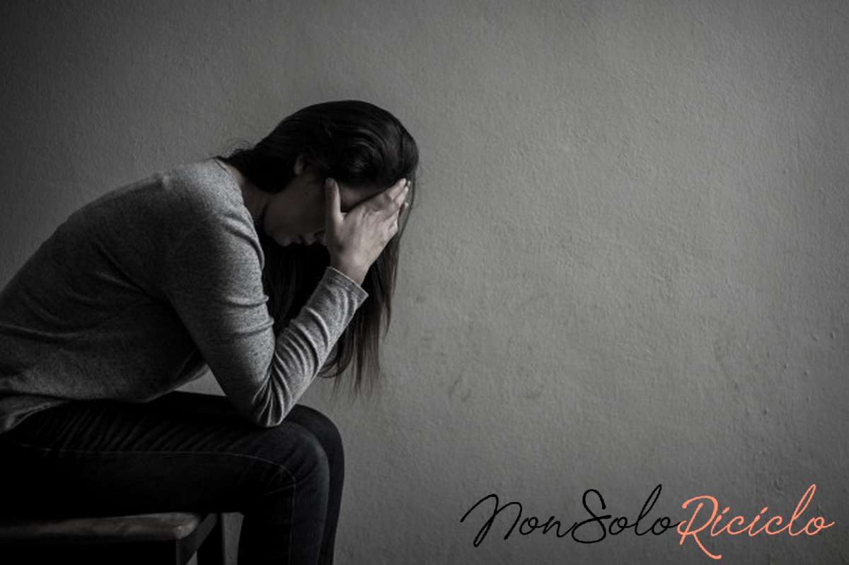 depressione 5 erbe e integratori depressed woman sitting chair dark room home 53476 2193