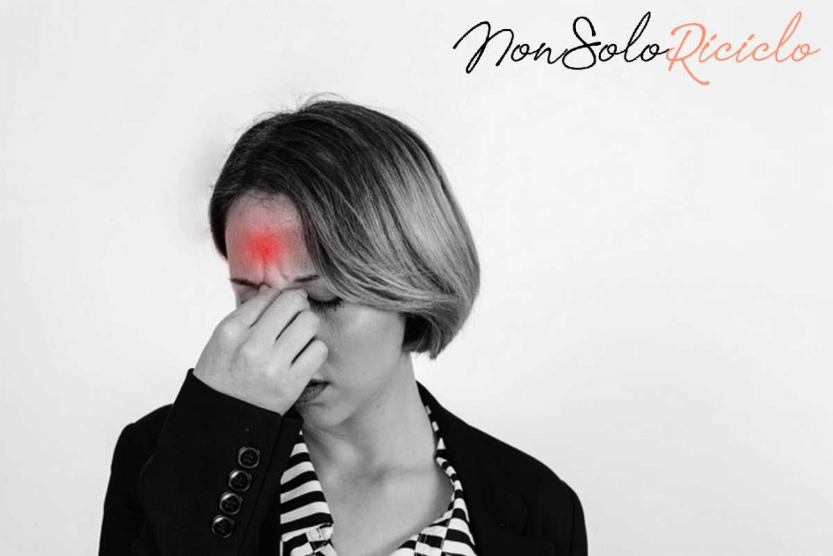mal di testa scopri quali woman with headache studio 23 2147768298
