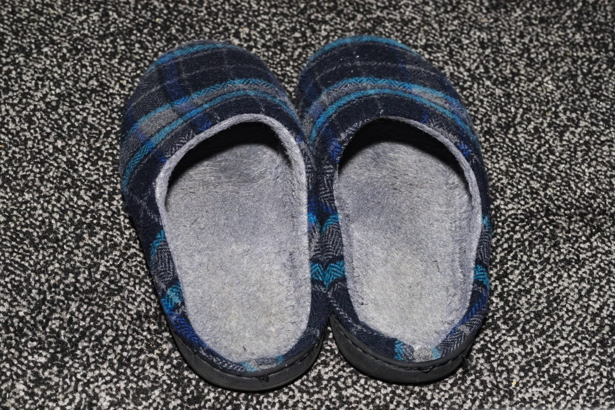 pantofole che puzzano ecco il AdobeStock 190140506