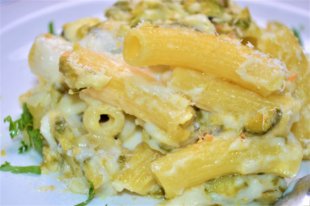 penne rigate con zucchine salsiccia AdobeStock 334474062