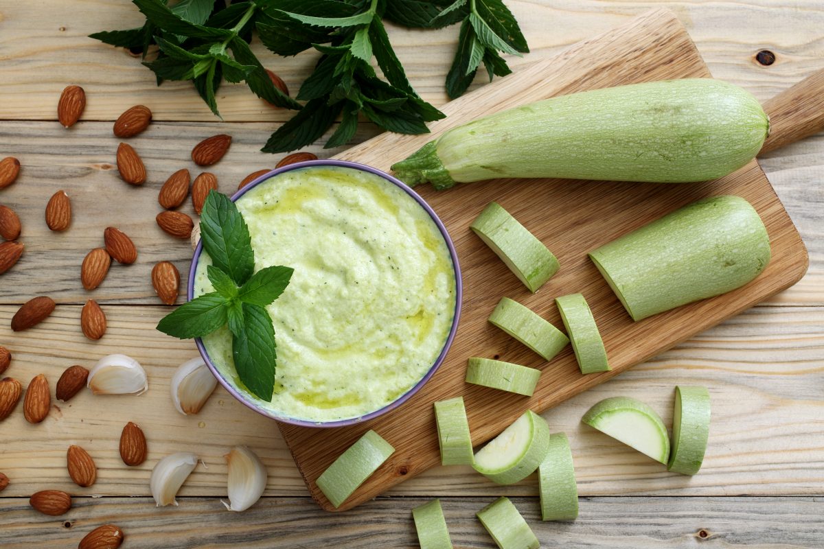 pesto di zucchine con mandorle AdobeStock 208367477 1