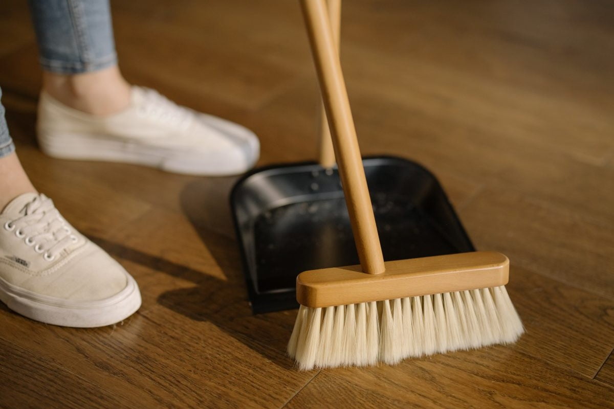pulire scopa e paletta ecco scopa e paletta