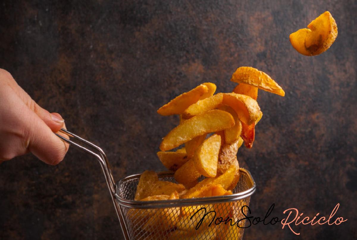 scopri il segreto di un side view fried potatoes with human hand grid deep frying 176474 3092