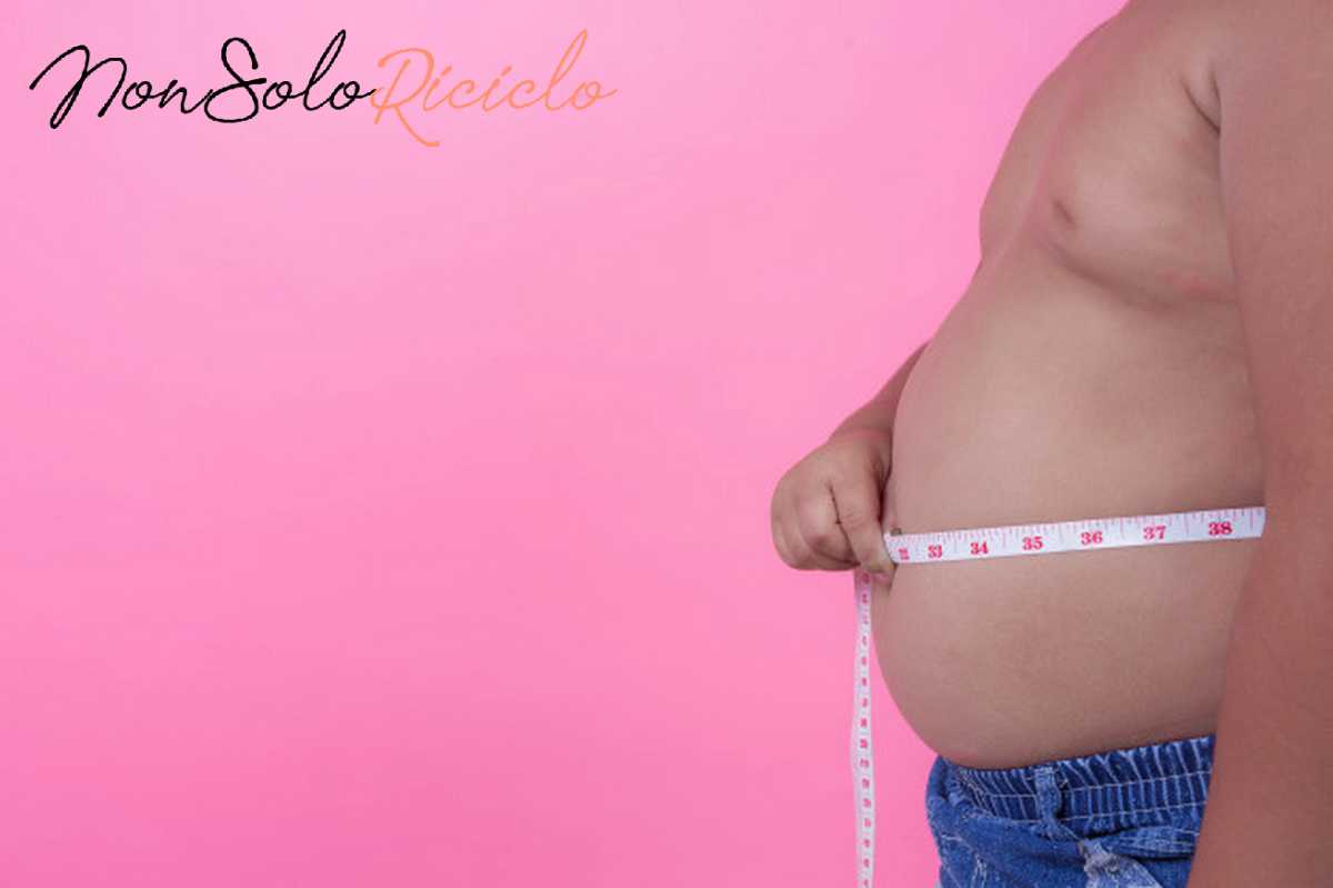 spegnere la fame direttamente nel obese boy who is overweight pink background 1150 9940