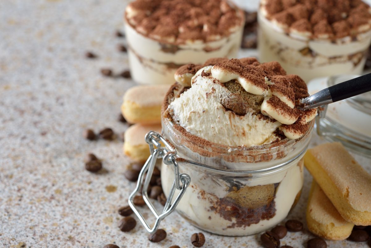 tiramisu con biscotti e crema AdobeStock 242241606