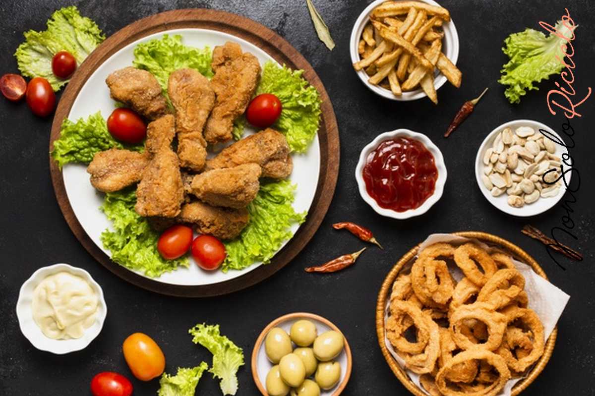 ci sono cibi che creano top view fried chicken onion rings 23 2148273052