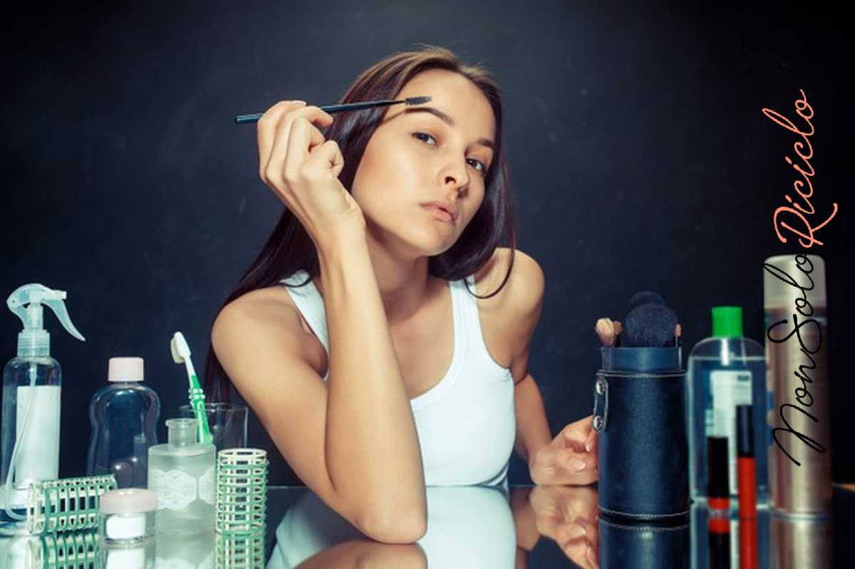 cosmetici scaduti scopri come riutilizzarli beauty woman applying makeup 155003 29151 1