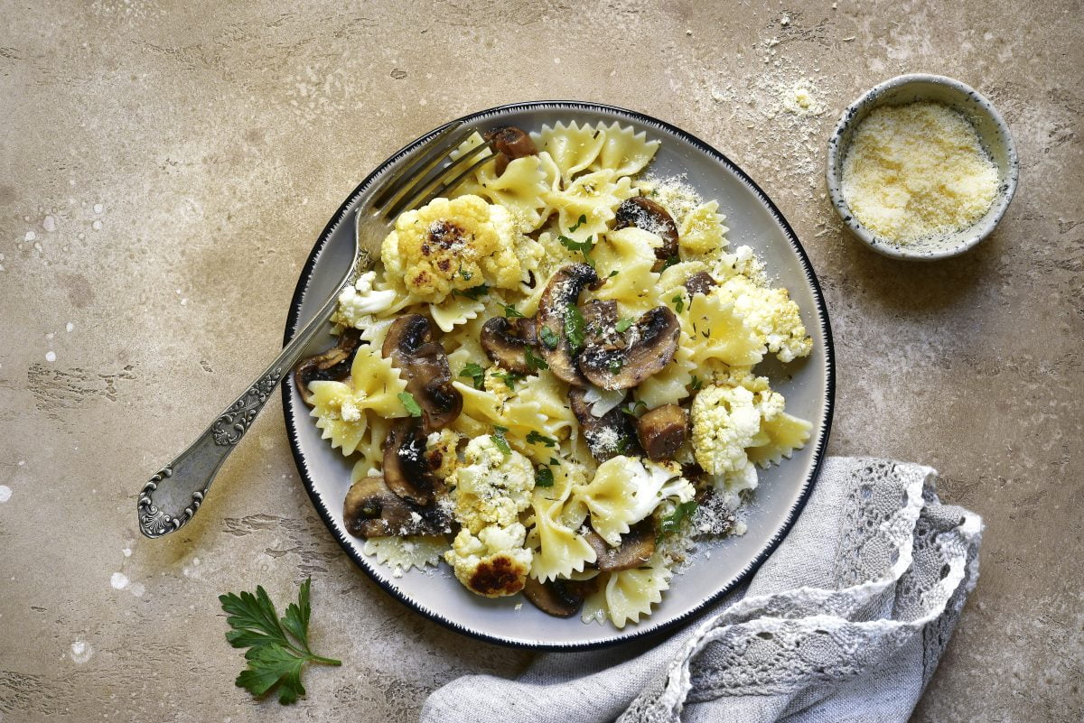 farfalle con funghi e cavolfiore AdobeStock 227154827