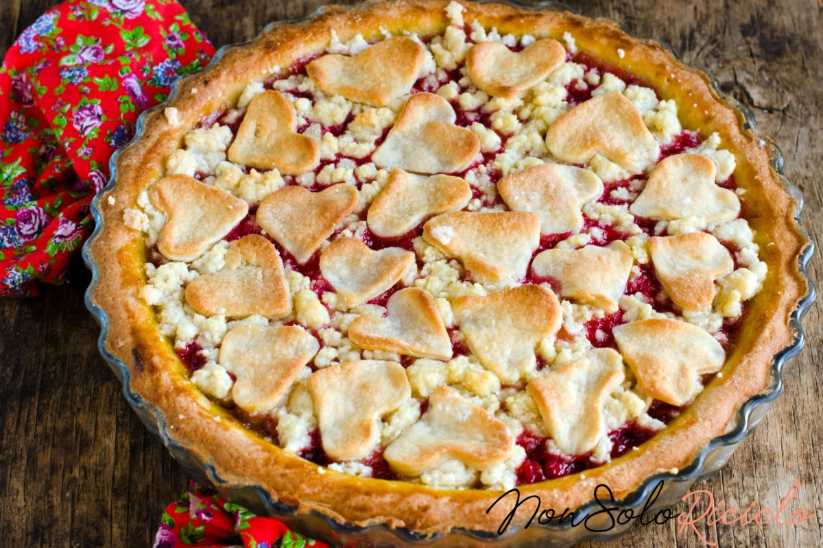 la crostata decorata ripiena di 6