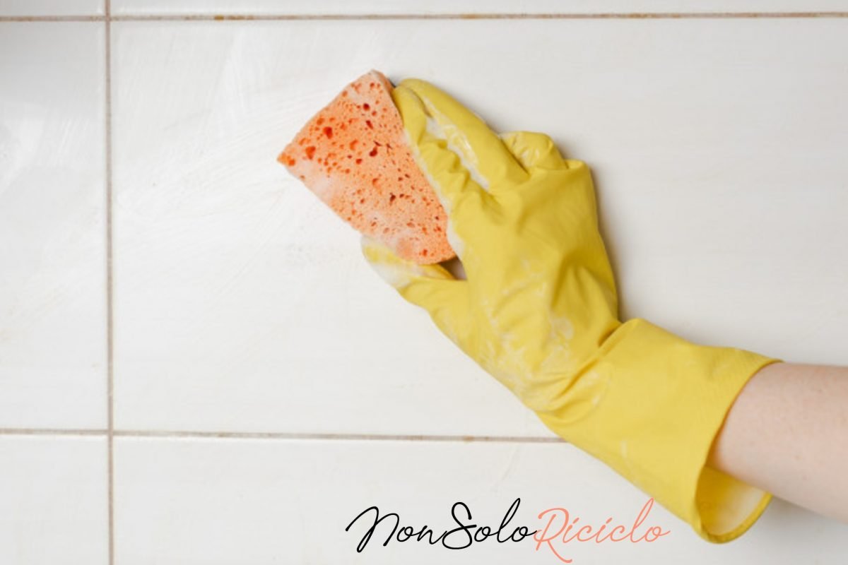 pulire le piastrelle del bagno 7