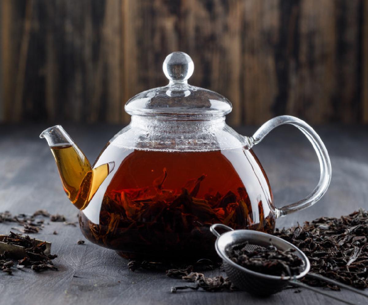 scopri perche bere te puo black tea with dry tea teapot wooden surface 176474 6303