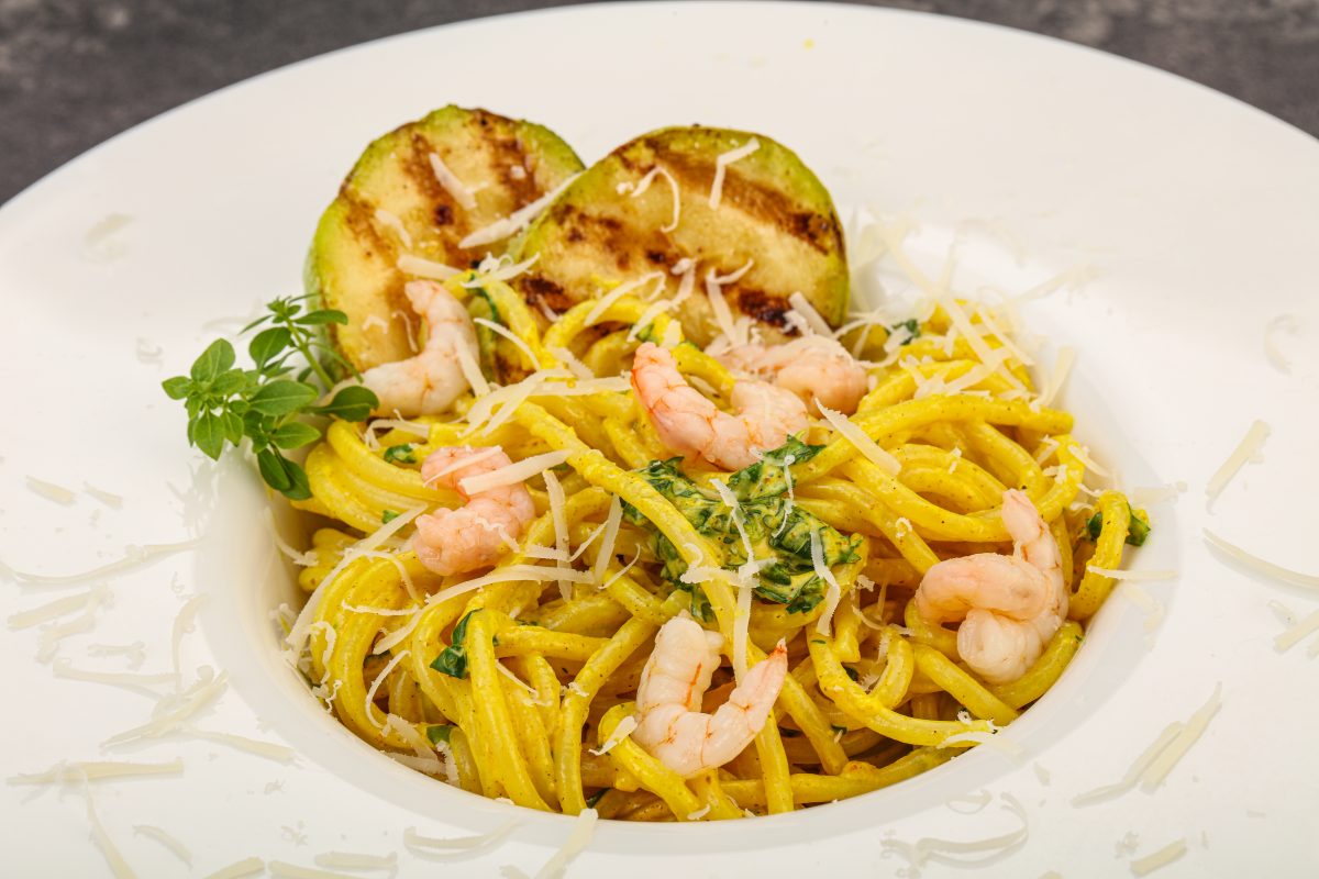 spaghetti al limone e gamberi AdobeStock 411815926
