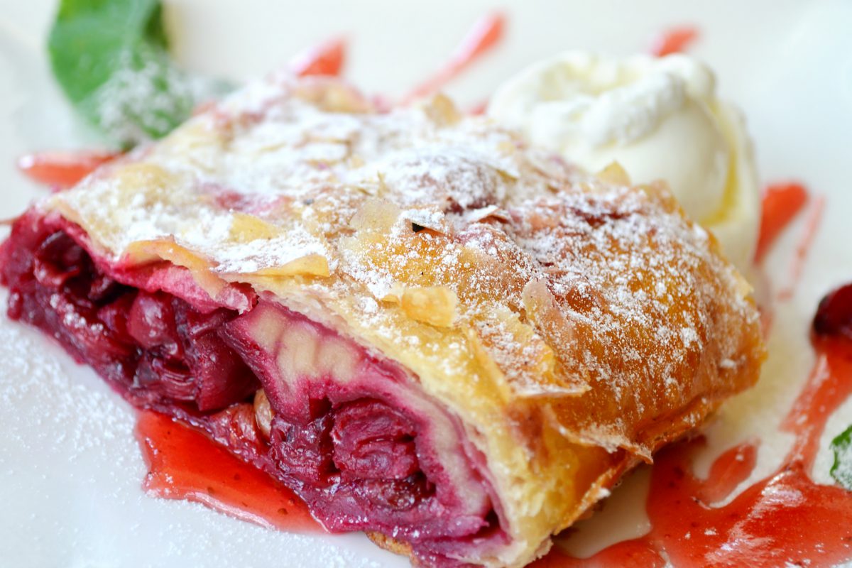 strudel di crema e ciliegie AdobeStock 252420821