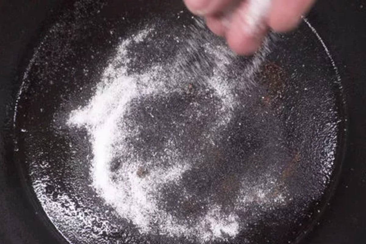 versa un po di bicarbonato bicarbonato in padella