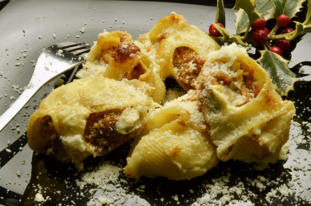 conchiglioni ragu besciamella e salsiccia AdobeStock 73949436