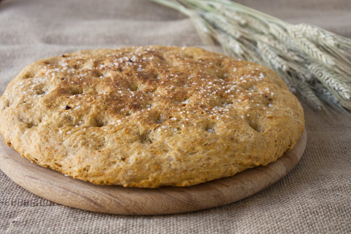 focaccia integrale con noci e AdobeStock 71467145