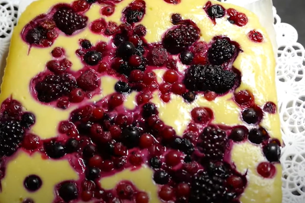 mescola tutti gli ingredienti per torta cremosa