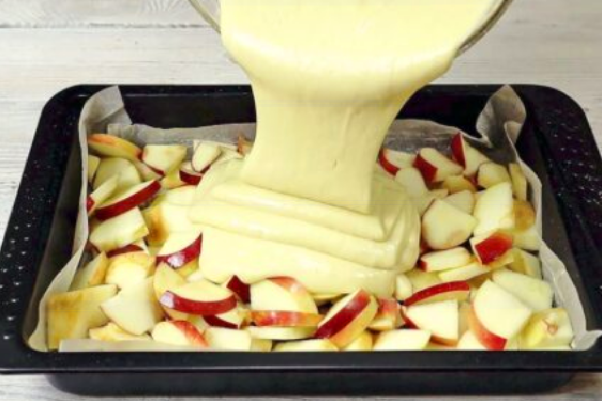 metti le mele in una mele in teglia