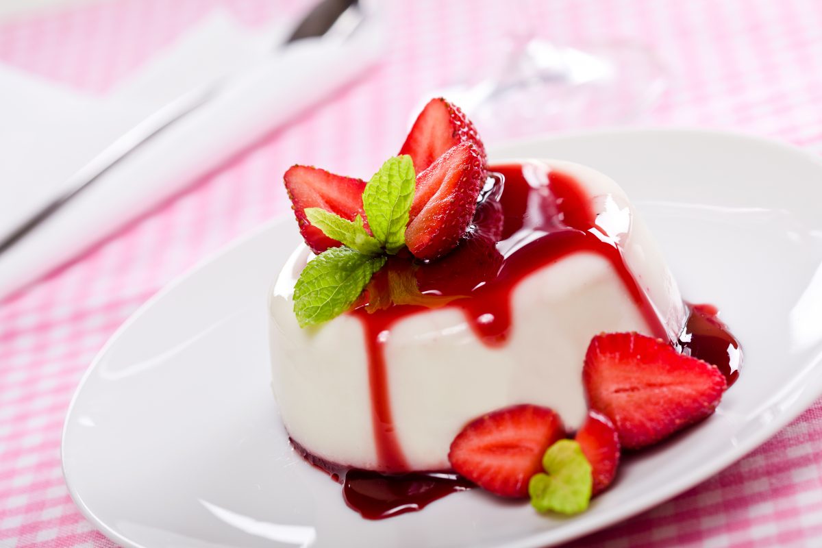 panna cotta senza glutine leggera AdobeStock 52470829